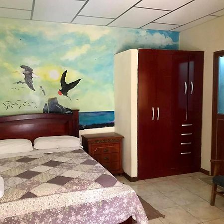 Nelyza'S Suites & Adventure Puerto Ayora  Exteriör bild