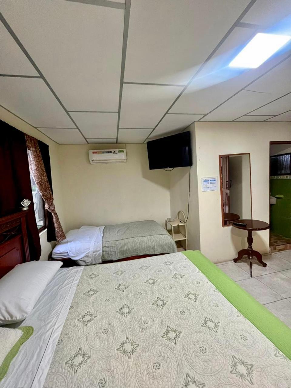 Nelyza'S Suites & Adventure Puerto Ayora  Exteriör bild