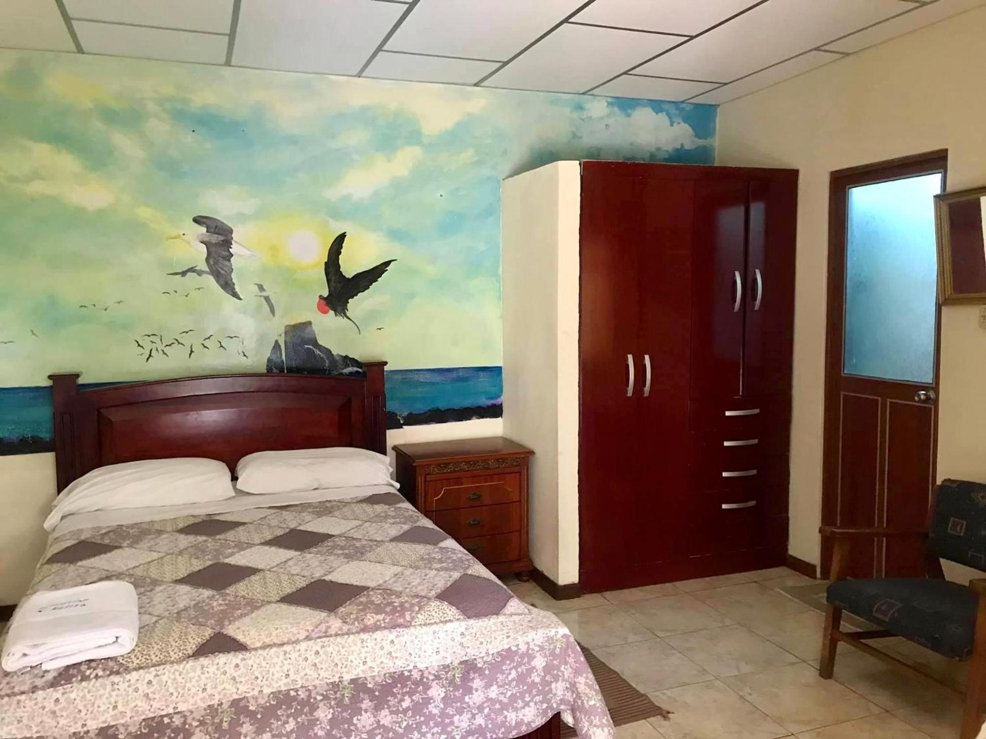 Nelyza'S Suites & Adventure Puerto Ayora  Exteriör bild