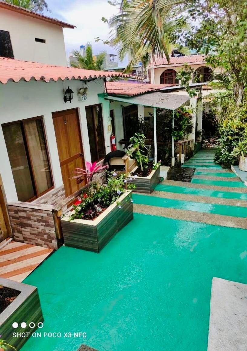 Nelyza'S Suites & Adventure Puerto Ayora  Exteriör bild