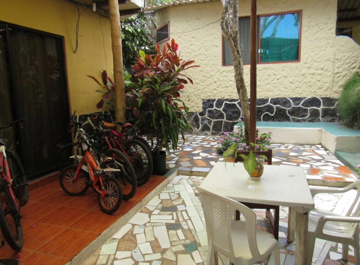 Nelyza'S Suites & Adventure Puerto Ayora  Exteriör bild